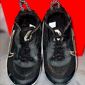 Toddler boys Black & Gold Nike Sneakers